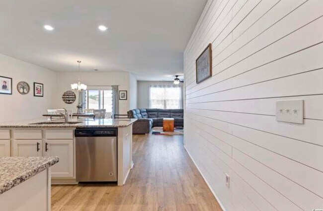 Building Photo - 979 Laurens Mill Dr