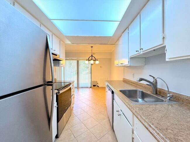 Foto del edificio - Welcome to this beautifully maintained first-floor condominium offering 2 bedrooms and 2 full bat...
