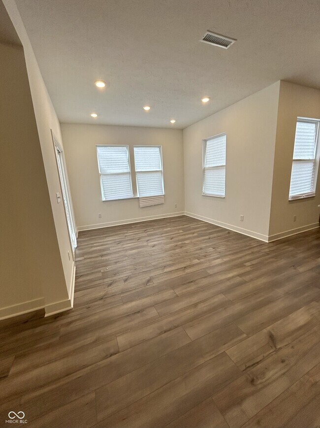 Foto del edificio - 7545 Fallsworth Dr