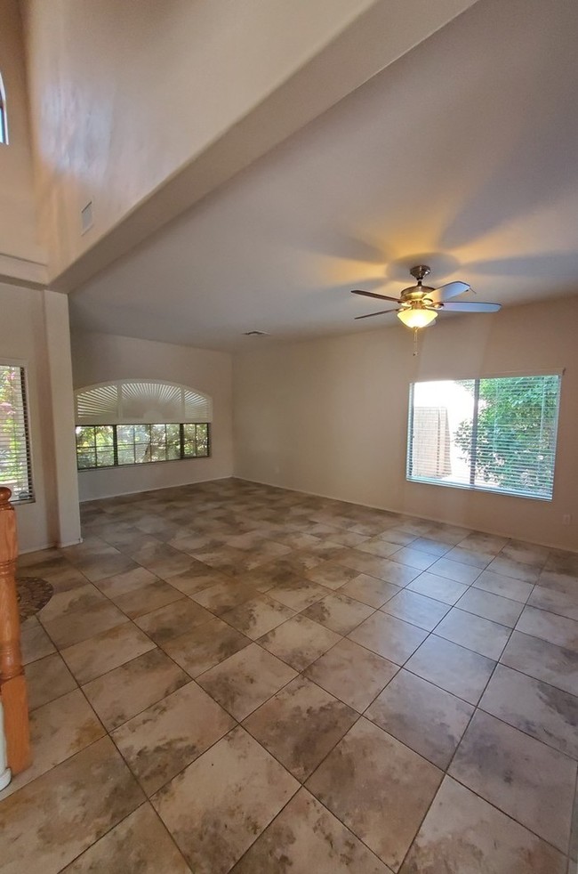 Foto del edificio - Beautiful 5 Bedroom Home In Laveen!