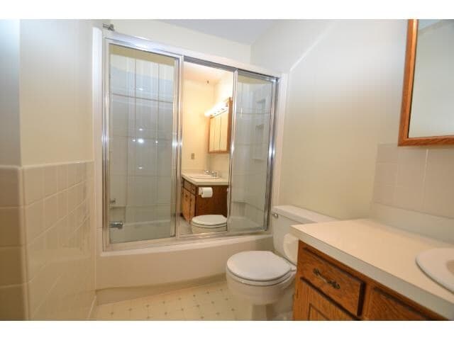 main level full bath - 4201 Bridgewood Terrace