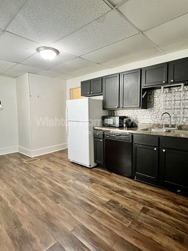 Building Photo - 322 S Madison St