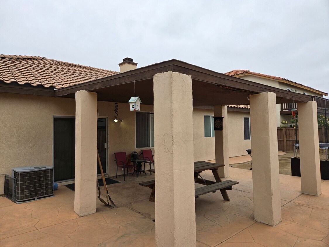 Foto del edificio - Three Bedroom Two Bath, plus an Office in Hemet!