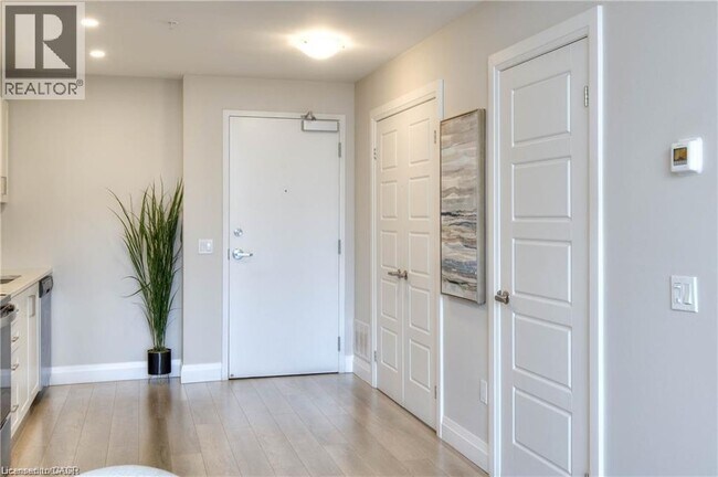 Photo du bâtiment - 5 Wake Robin Dr