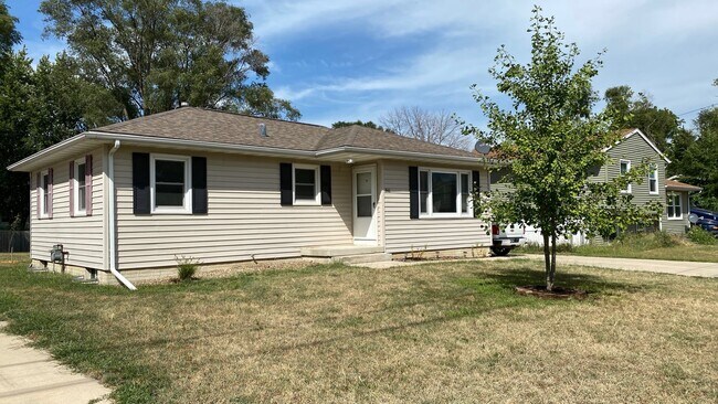 Building Photo - 3 bed, 1 bath home for rent in Waterloo