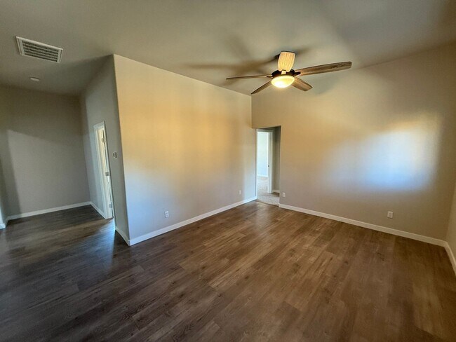 Foto del edificio - 1330-1334 SW 8th Ave Triplex/crema102-626