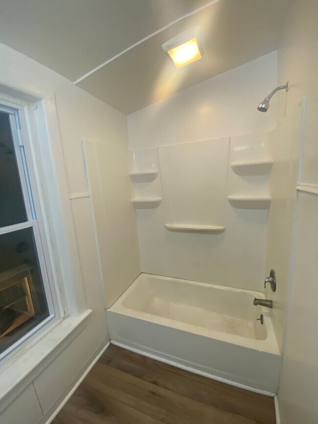 Foto del edificio - Fully Renovated 3 Bedroom/1 Bath with Garage!