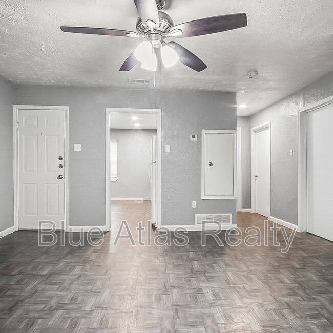 Building Photo - 2215 Riverview Dr