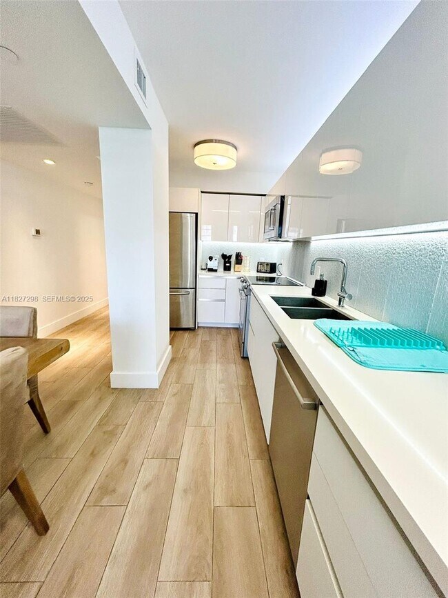 Foto del edificio - 100 Lincoln Rd