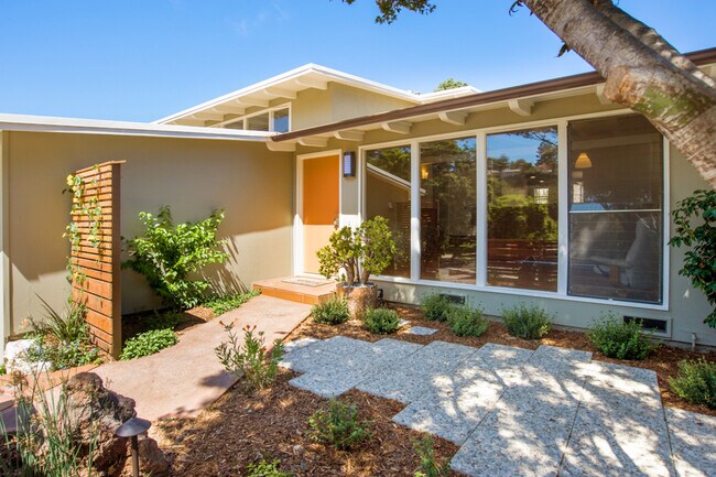 Building Photo - 694 San Lorenzo St