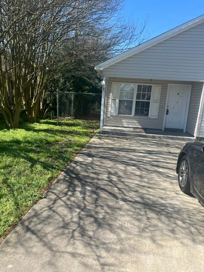 Building Photo - Cute Bungalow Convenient to Shopping & Restaurants!