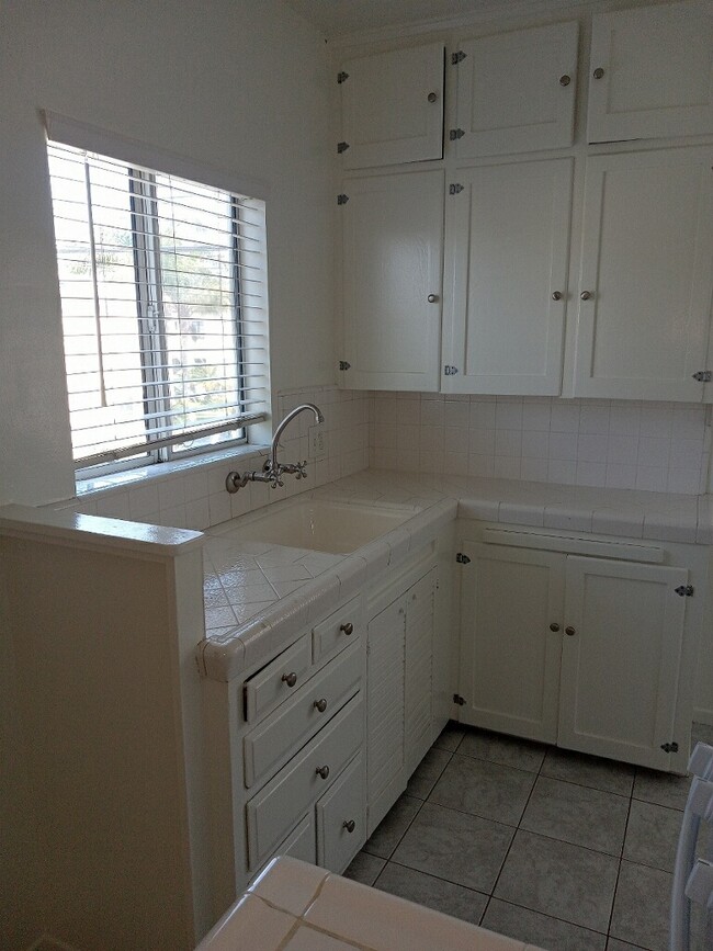 Kitchen - 5112 E First St