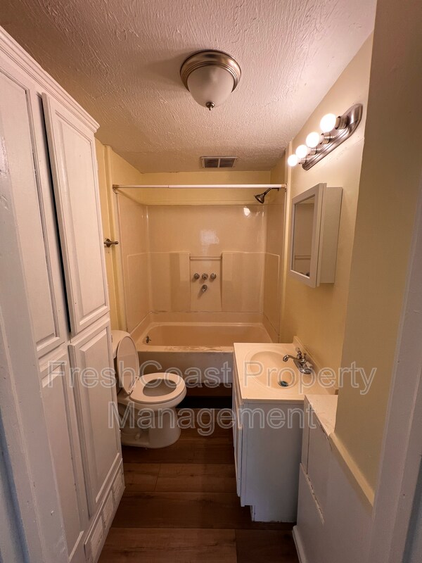 Foto del edificio - 1378 W 114th St