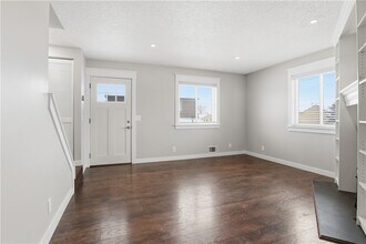 Building Photo - 456 Surrey Hill Way