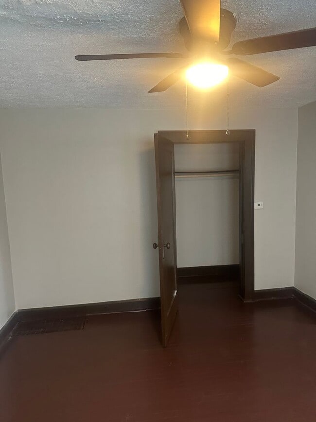 Building Photo - 924 N Bradley Ave