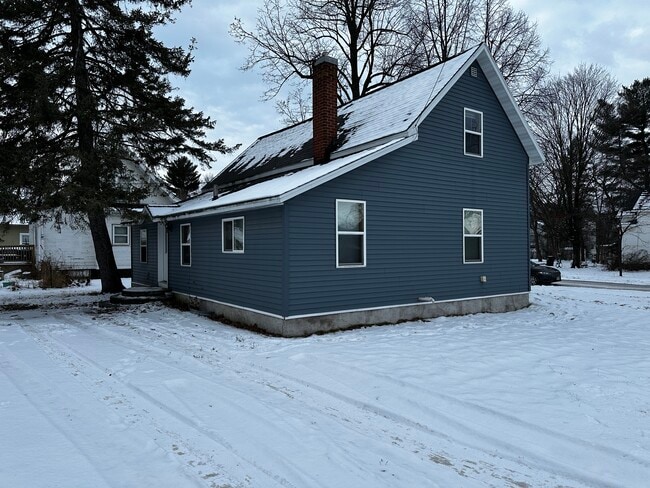 Building Photo - 1402 8th St E