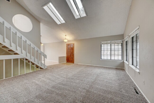 Foto del edificio - $2,495 2 Bed, 2 Bath Townhome in Aurora wi...