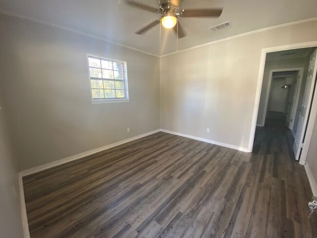 Building Photo - Renovated 1 Bedroom 1 Bath DUPLEX!