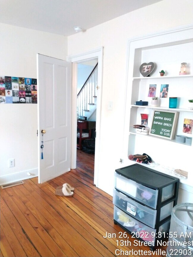 Foto del edificio - Heart of UVA 13th St  4 BR, 2.5  Bath house within walking distance of UVA