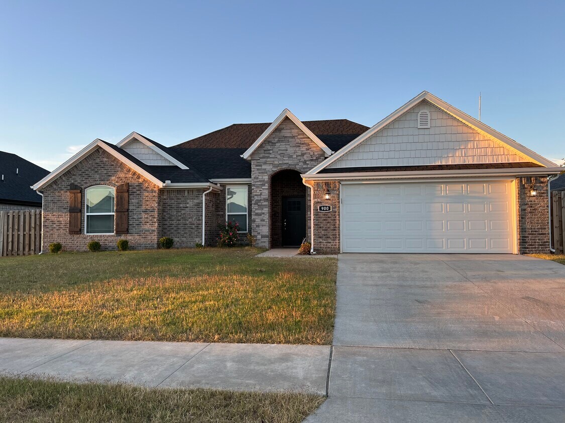 900 Lakeview Dr, Centerton, AR 72719 House Rental in Centerton, AR