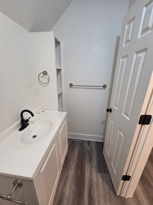 Foto del edificio - 3222 E 11th St