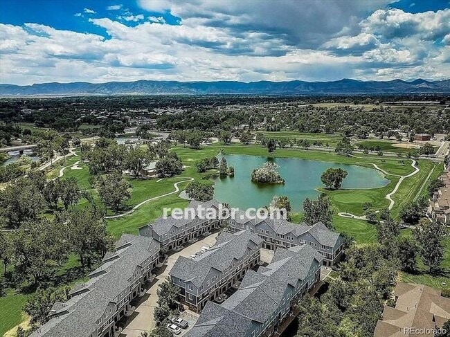 Building Photo - Spacious Townhome in Beautiful Golf Course...
