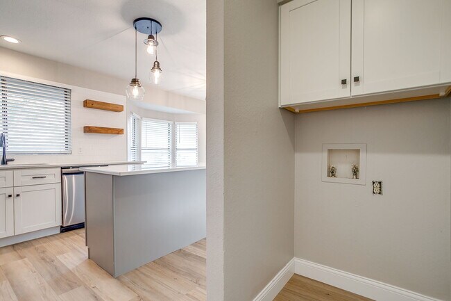 Lavadero - 7920 Lazy Brook Dr