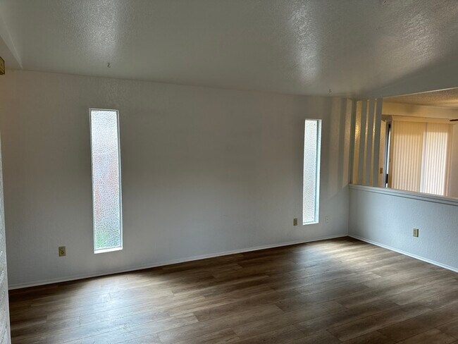 Building Photo - Stockton 2 Bedroom 1 Bath Duplex