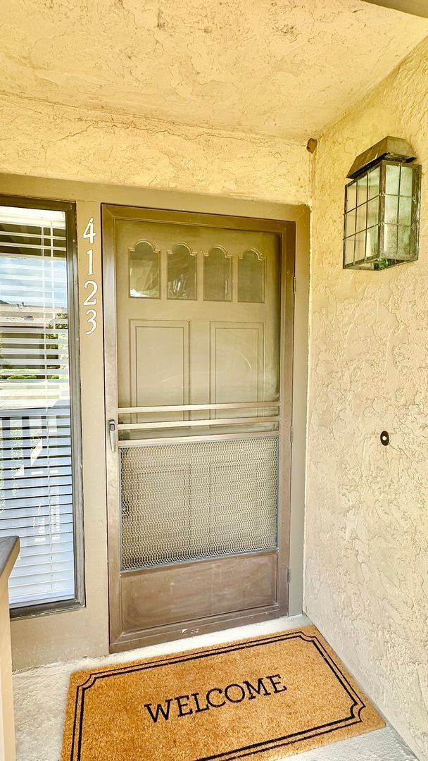 Building Photo - Fully Remodeled Upper Unit Condo in the De...