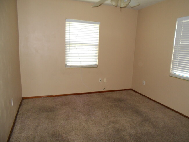 Building Photo - Three Bedroom One Bath