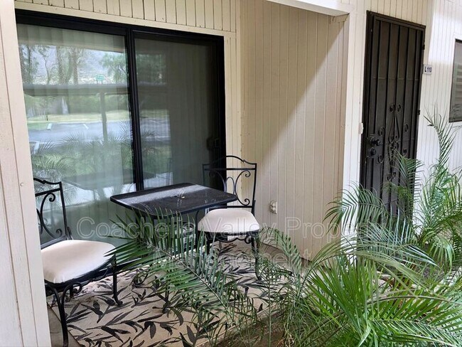 Foto del edificio - 701 Los Felices Cir W