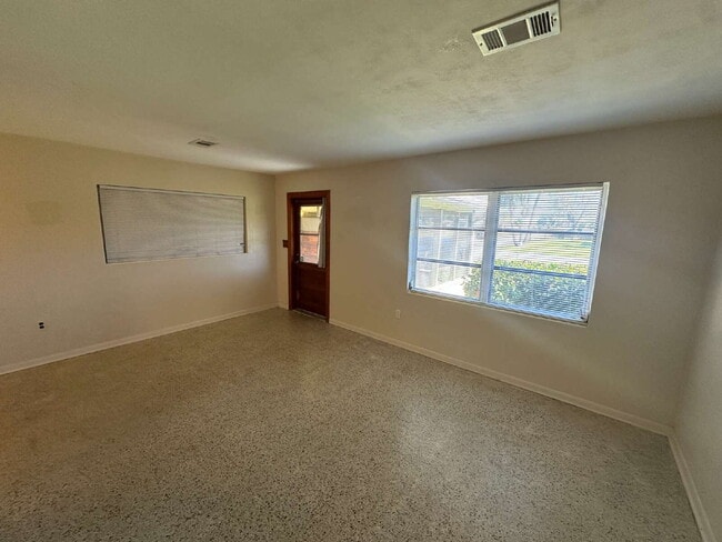 Building Photo - 3-bedroom 1-bathroom 2 car garage home for rent!