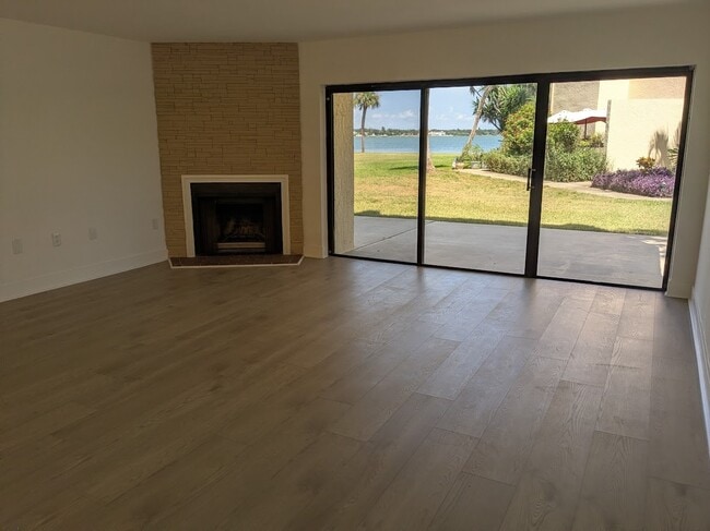 Building Photo - 2 Bed/2 Bath - Unit P8