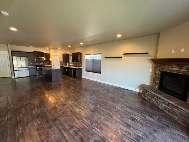 Building Photo - Spacious 3-Bed, 2.5 Bath Home with Community Pool in NE Bend