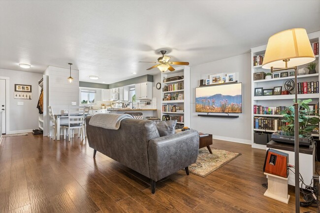 Building Photo - Low-Maintenance Upgraded 3-Bedroom Home Near Downtown Loveland