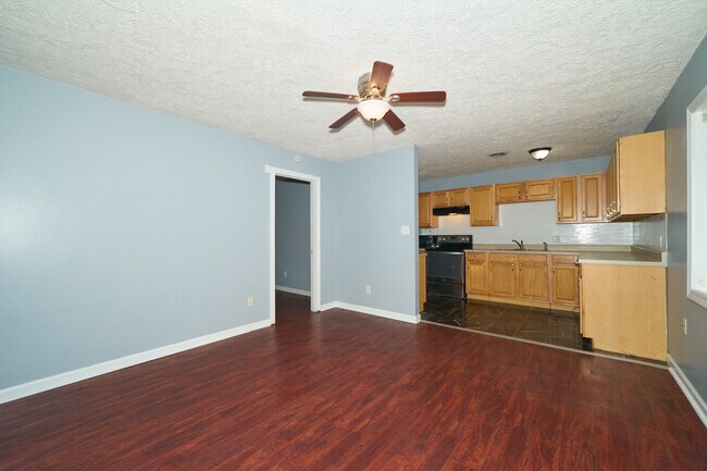 Building Photo - 10506 Combs Ave