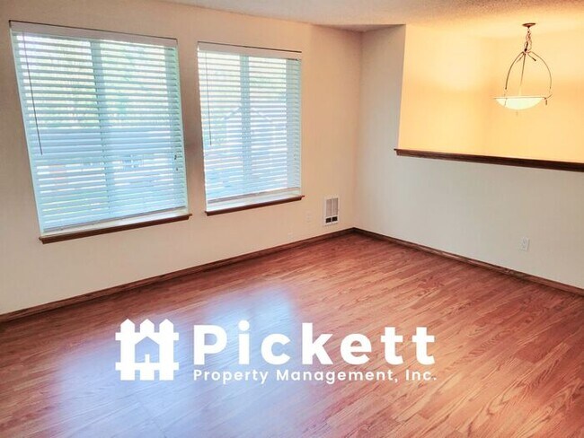 Building Photo - 2 Bedroom with bonus room in Manchester
