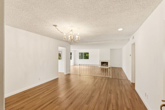 Foto del edificio - HUGE 2 bed 2 bath in Prime Santa Monica!