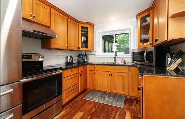 Foto del edificio - **$500 OFF THE FIRST FULL MONTH'S RENT** Beautifully updated Home on a Large Lot with Oversized 2...