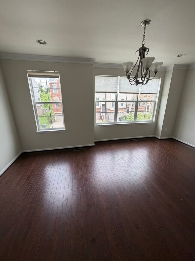 Foto del edificio - Near New Luxury TH 4 bed + 3.5 baths