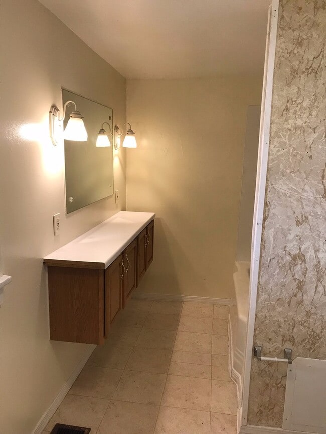 Building Photo - 4 bedrooms