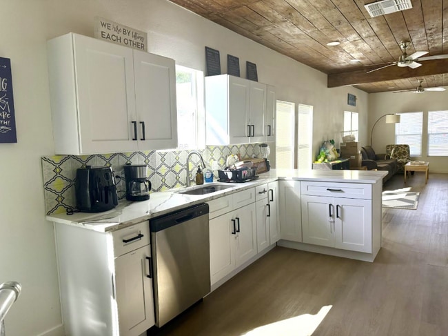 Photo - 3224 W Houston St House