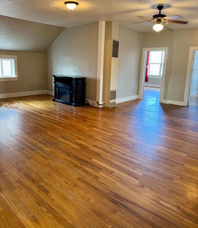 Foto del edificio - 107 E Bridge Ave