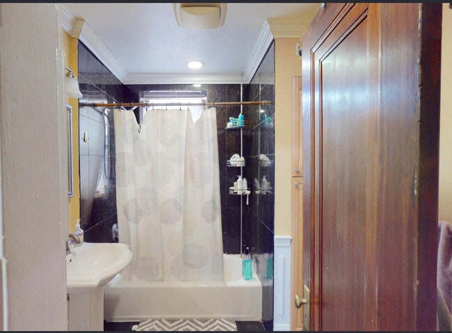 Building Photo - 10-12 Greenway Ct