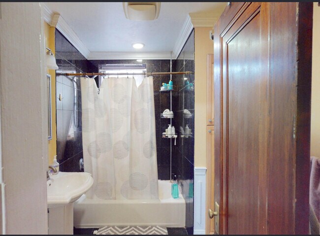 Foto del edificio - 10-12 Greenway Ct