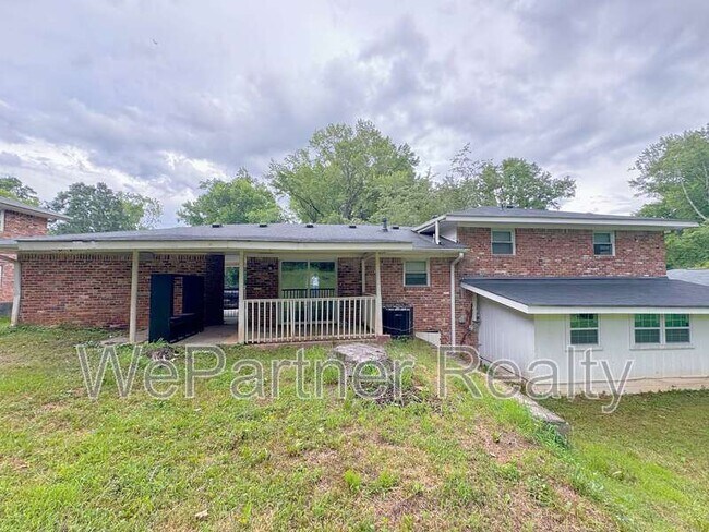 Building Photo - 2223 Shamrock Dr