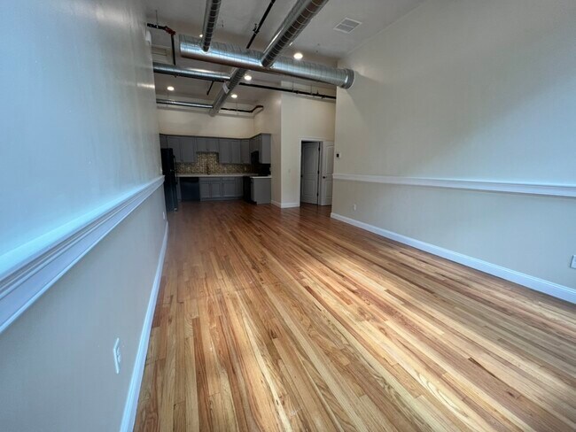 Foto del edificio - 352 Manchaug Rd