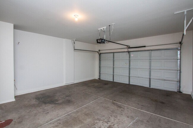 Building Photo - Large Bright and Open - 4 bedrooms Plus Lo...