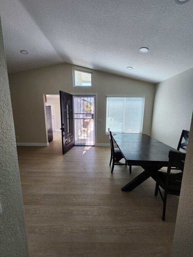 Foto del edificio - 14104 Hillcrest Dr