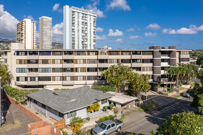 Building Photo - Kapiolani Banyan